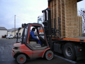 Loading pallets stacked using a forklift Типы и размеры паллет