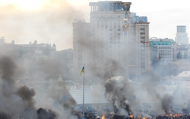 Митингующие захватили Украинский дом и строят баррикады на Грушевского и Владимирском спуске