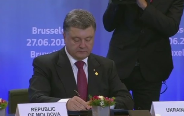 The President of Ukraine signed the Association Agreement with the EU Президент Украины подписал Соглашение об ассоциации с ЕС