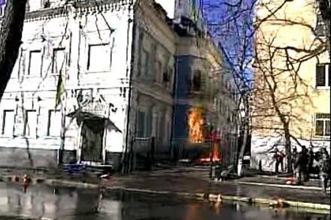 В Киеве подожгли центральный офис Партии регионов, - СМИ