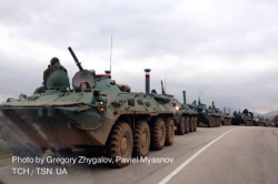 A column of ten Russian armored vehicles is sent to Simferopol: from the weapons the military noticed - AK-47 and SVD.