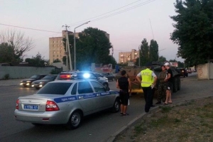 В Ростове-на-Дону жители задержали два БТР без номеров, которые ехали на фронт в Украину. A PHOTO
