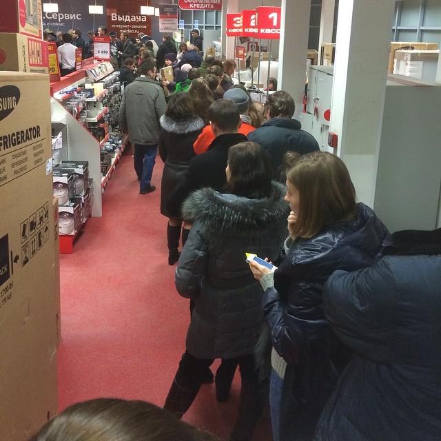 Черный вторник в РФ: россияне штурмуют магазины, избавляясь от рублей и сметая все на своем пути. Шокирующий ФОТОрепортаж