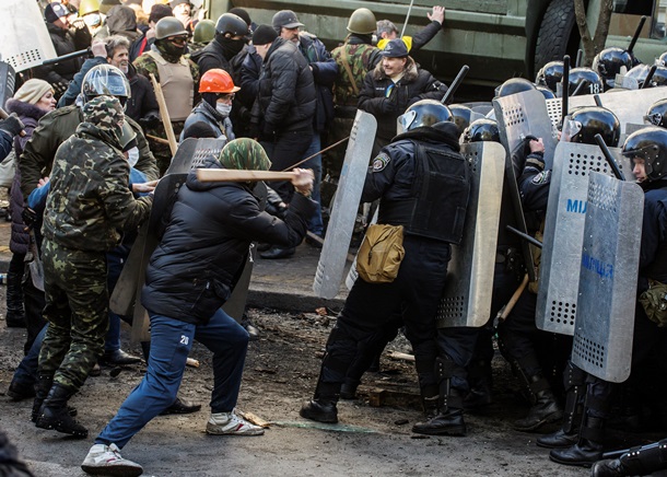 Первые столкновения и поджог грузовиков на Шелковичной