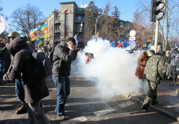 В ход пошли палки, камни и коктейли Молотова