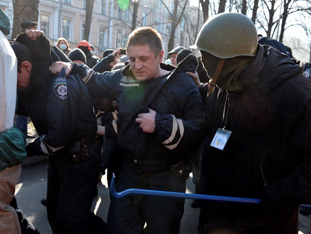 Захваченные и раненные сотрудники МВД