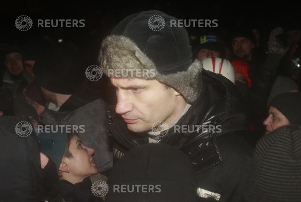 Недовольство оппозицией, захват зданий и молитва по убитым. Фото главных событий в Киеве 24 января