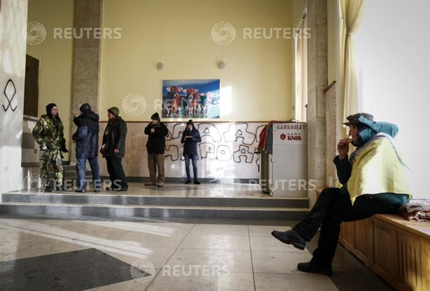 Недовольство оппозицией, захват зданий и молитва по убитым. Фото главных событий в Киеве 24 января