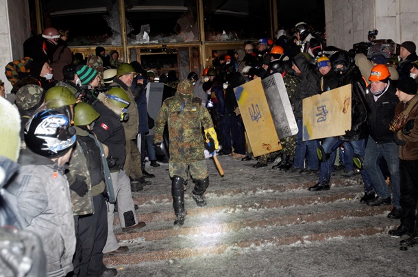 Protesters storm the Ukrainian House Протестующие берут штурмом Украинский дом