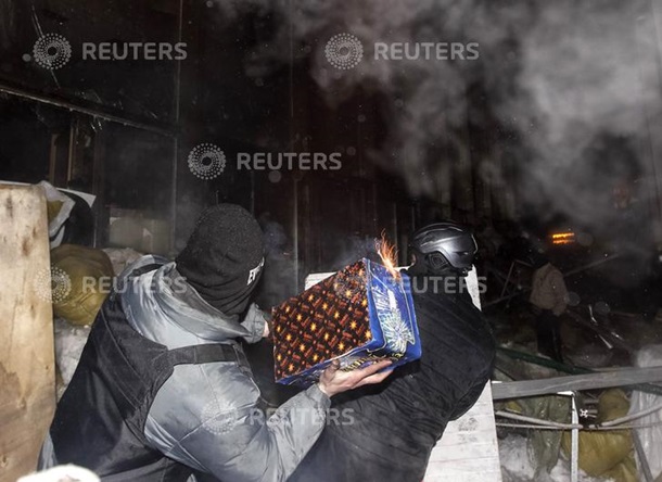 Protesters storm the Ukrainian House Протестующие берут штурмом Украинский дом