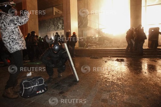 Protesters storm the Ukrainian House Протестующие берут штурмом Украинский дом