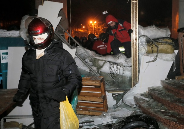 Protesters storm the Ukrainian House Протестующие берут штурмом Украинский дом