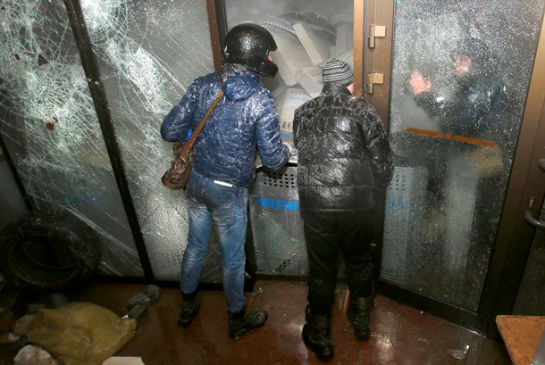 Protesters storm the Ukrainian House Протестующие берут штурмом Украинский дом