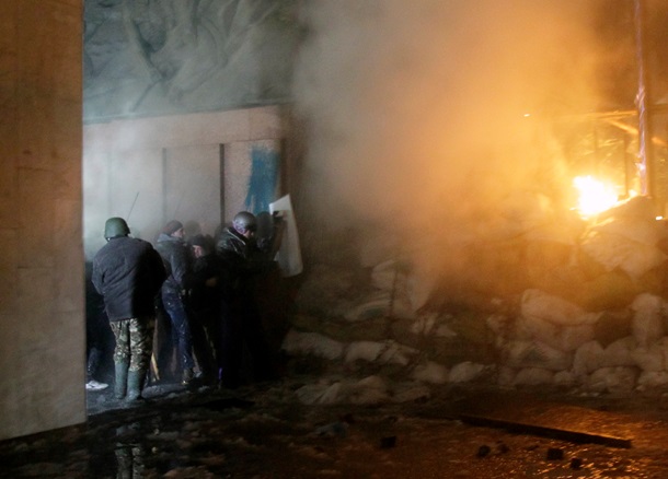 Protesters storm the Ukrainian House Протестующие берут штурмом Украинский дом