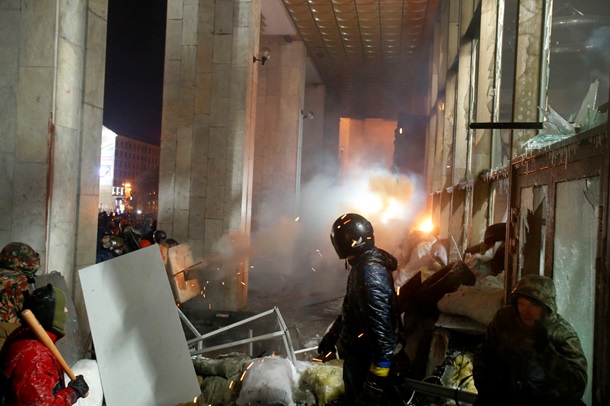Protesters storm the Ukrainian House Протестующие берут штурмом Украинский дом