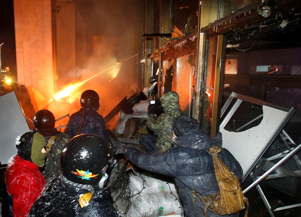 Protesters storm the Ukrainian House Протестующие берут штурмом Украинский дом