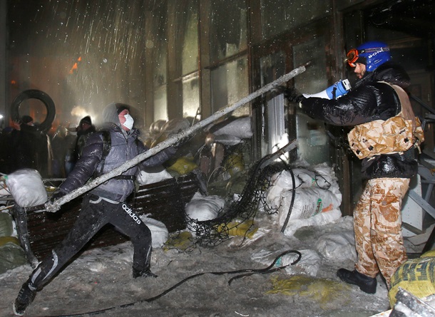 Protesters storm the Ukrainian House Протестующие берут штурмом Украинский дом