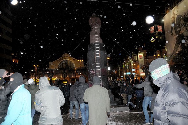 How the monument to Lenin was demolished in Kiev Как сносили памятник Ленину в Киеве
