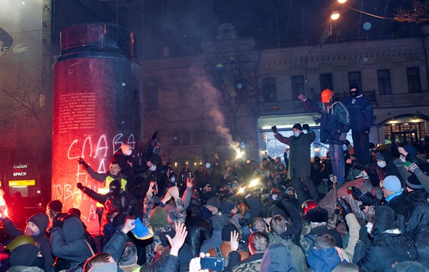 How the monument to Lenin was demolished in Kiev Как сносили памятник Ленину в Киеве