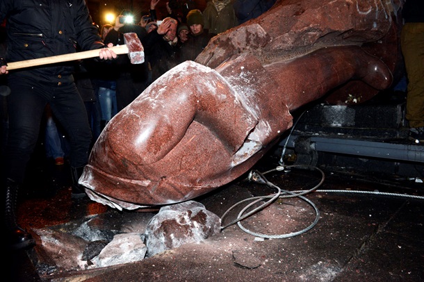 How the monument to Lenin was demolished in Kiev Как сносили памятник Ленину в Киеве