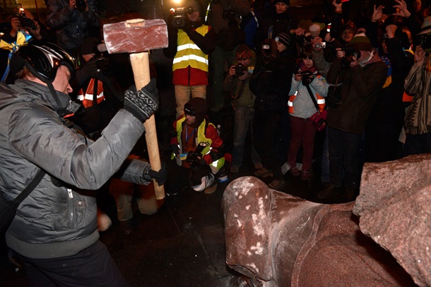 How the monument to Lenin was demolished in Kiev Как сносили памятник Ленину в Киеве