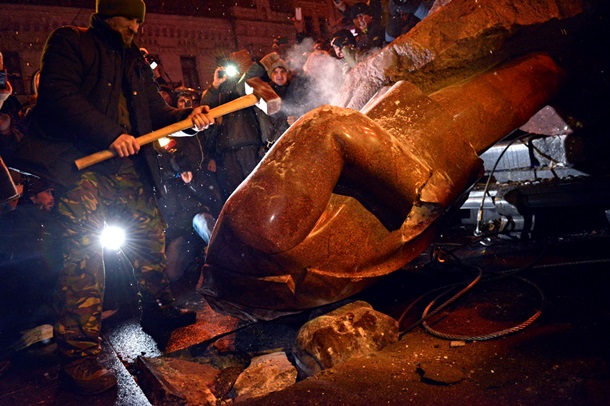 How the monument to Lenin was demolished in Kiev Как сносили памятник Ленину в Киеве