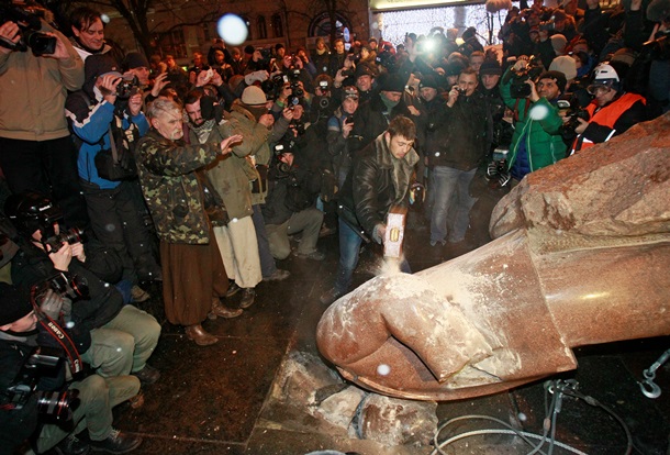 How the monument to Lenin was demolished in Kiev Как сносили памятник Ленину в Киеве