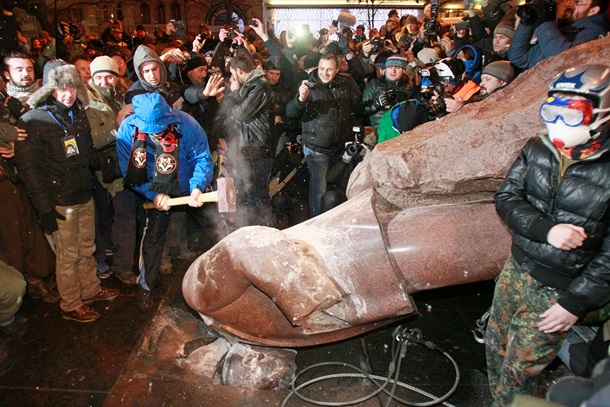 How the monument to Lenin was demolished in Kiev Как сносили памятник Ленину в Киеве
