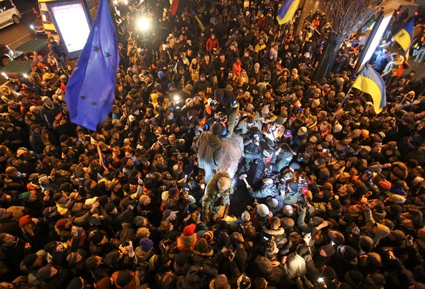 How the monument to Lenin was demolished in Kiev Как сносили памятник Ленину в Киеве