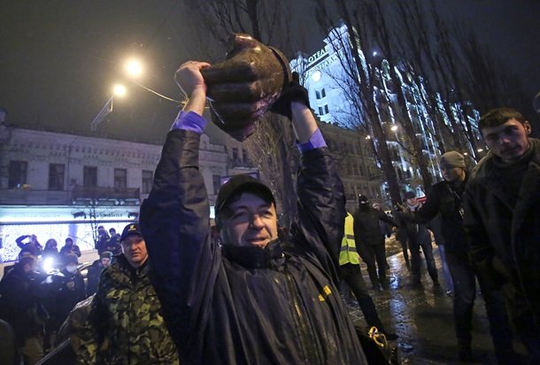 How the monument to Lenin was demolished in Kiev Как сносили памятник Ленину в Киеве