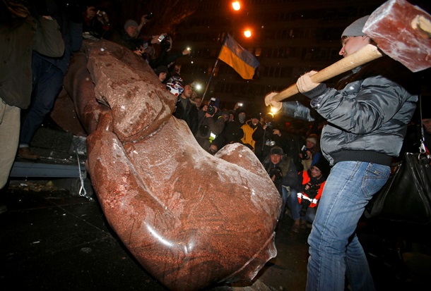 How the monument to Lenin was demolished in Kiev Как сносили памятник Ленину в Киеве