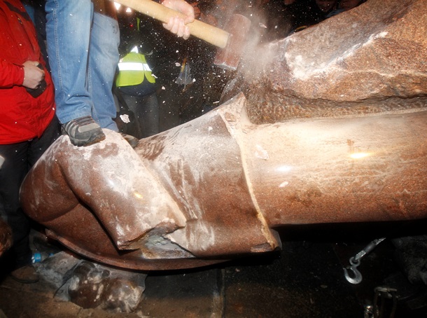 How the monument to Lenin was demolished in Kiev Как сносили памятник Ленину в Киеве