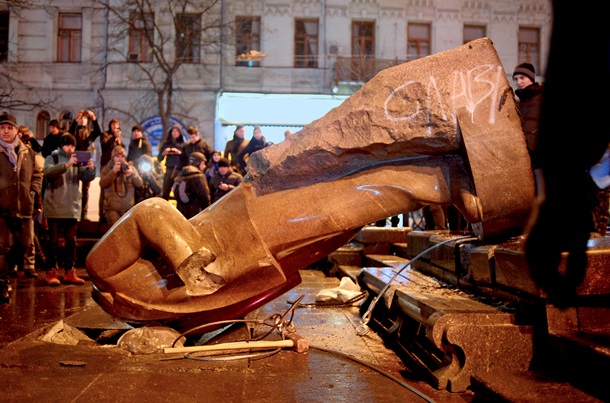 How the monument to Lenin was demolished in Kiev Как сносили памятник Ленину в Киеве