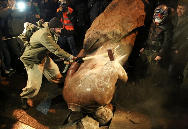 How the monument to Lenin was demolished in Kiev Как сносили памятник Ленину в Киеве