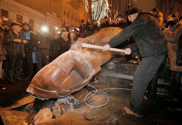 How the monument to Lenin was demolished in Kiev Как сносили памятник Ленину в Киеве