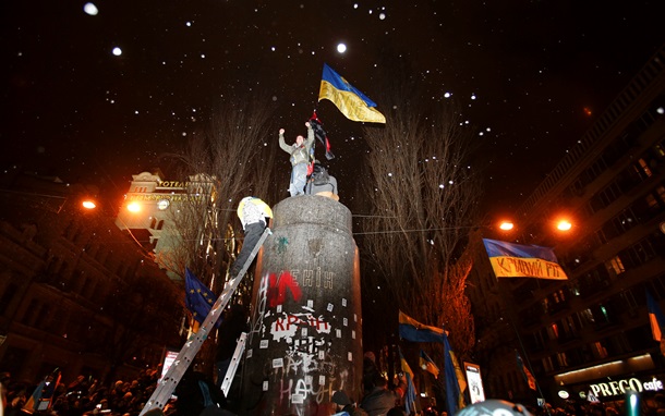 How the monument to Lenin was demolished in Kiev Как сносили памятник Ленину в Киеве