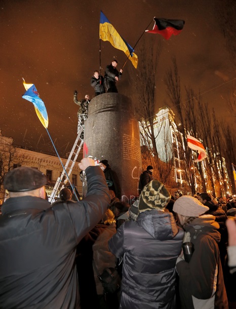 How the monument to Lenin was demolished in Kiev Как сносили памятник Ленину в Киеве