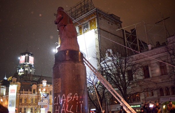 How the monument to Lenin was demolished in Kiev Как сносили памятник Ленину в Киеве