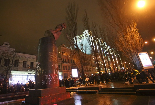 How the monument to Lenin was demolished in Kiev Как сносили памятник Ленину в Киеве