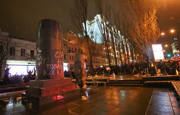 How the monument to Lenin was demolished in Kiev Как сносили памятник Ленину в Киеве