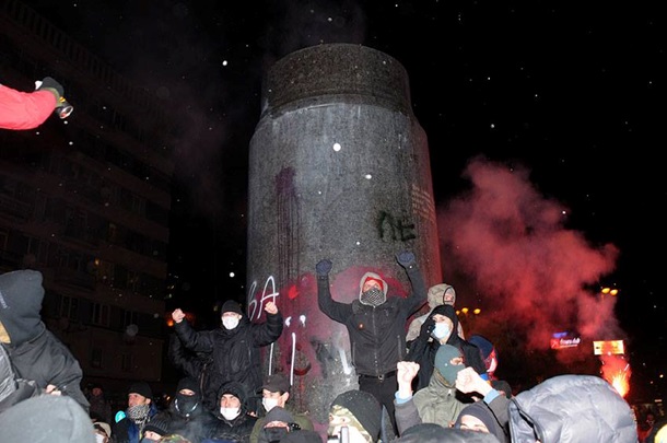 How the monument to Lenin was demolished in Kiev Как сносили памятник Ленину в Киеве