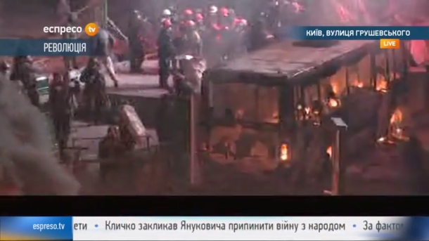 The police tried to disperse the demonstrators with a water cannon: The ambulance took a dozen wounded. Милиция попыталась разогнать демонстрантов водометом: Скорая забрала с десяток раненых.