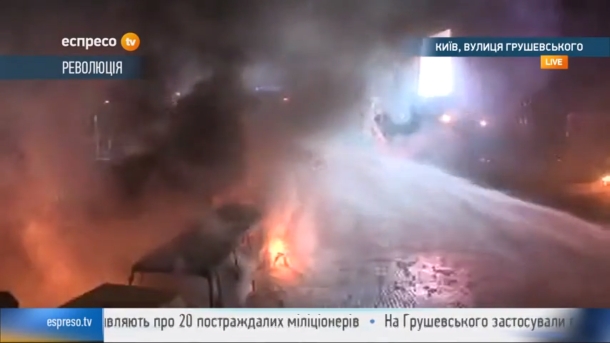 The police tried to disperse the demonstrators with a water cannon: The ambulance took a dozen wounded. Милиция попыталась разогнать демонстрантов водометом: Скорая забрала с десяток раненых.
