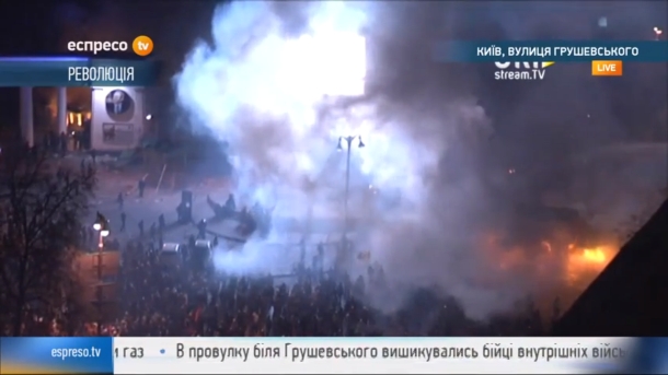 The police tried to disperse the demonstrators with a water cannon: The ambulance took a dozen wounded. Милиция попыталась разогнать демонстрантов водометом: Скорая забрала с десяток раненых.