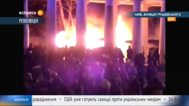 The police tried to disperse the demonstrators with a water cannon: The ambulance took a dozen wounded. Милиция попыталась разогнать демонстрантов водометом: Скорая забрала с десяток раненых.