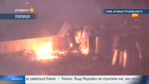 The police tried to disperse the demonstrators with a water cannon: The ambulance took a dozen wounded. Милиция попыталась разогнать демонстрантов водометом: Скорая забрала с десяток раненых.