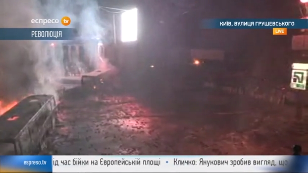 The police tried to disperse the demonstrators with a water cannon: The ambulance took a dozen wounded. Милиция попыталась разогнать демонстрантов водометом: Скорая забрала с десяток раненых.
