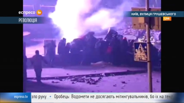 The police tried to disperse the demonstrators with a water cannon: The ambulance took a dozen wounded. Милиция попыталась разогнать демонстрантов водометом: Скорая забрала с десяток раненых.