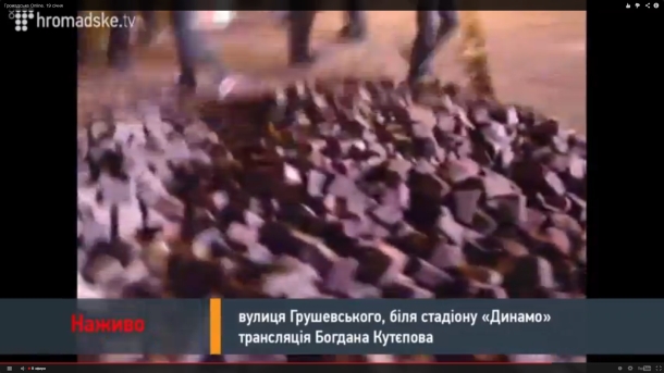 The police tried to disperse the demonstrators with a water cannon: The ambulance took a dozen wounded. Милиция попыталась разогнать демонстрантов водометом: Скорая забрала с десяток раненых.