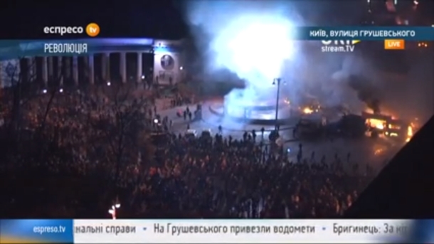 The police tried to disperse the demonstrators with a water cannon: The ambulance took a dozen wounded. Милиция попыталась разогнать демонстрантов водометом: Скорая забрала с десяток раненых.